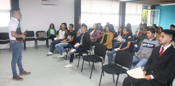 Jóvenes universitarios de la FCA Campus VIII-Comitán reciben charla de Relaciones Públicas