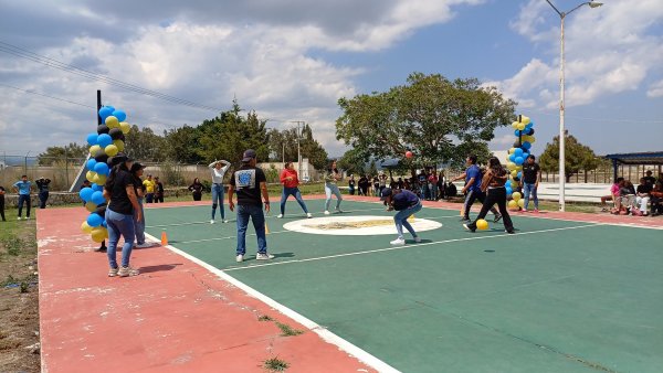 Carrera de obstáculos, torneo de futbeis y quema de pelota