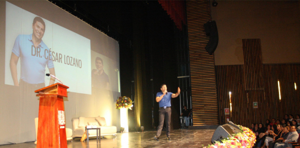 EXCELENTE PRESENTACIÓN DE CÉSAR LOZANO EN LA FCA CAMPUS VIII-COMITÁN DE LA UNACH.